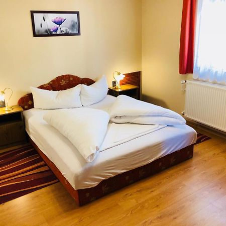 Szuts Panzio Bed & Breakfast Fertorakos Luaran gambar