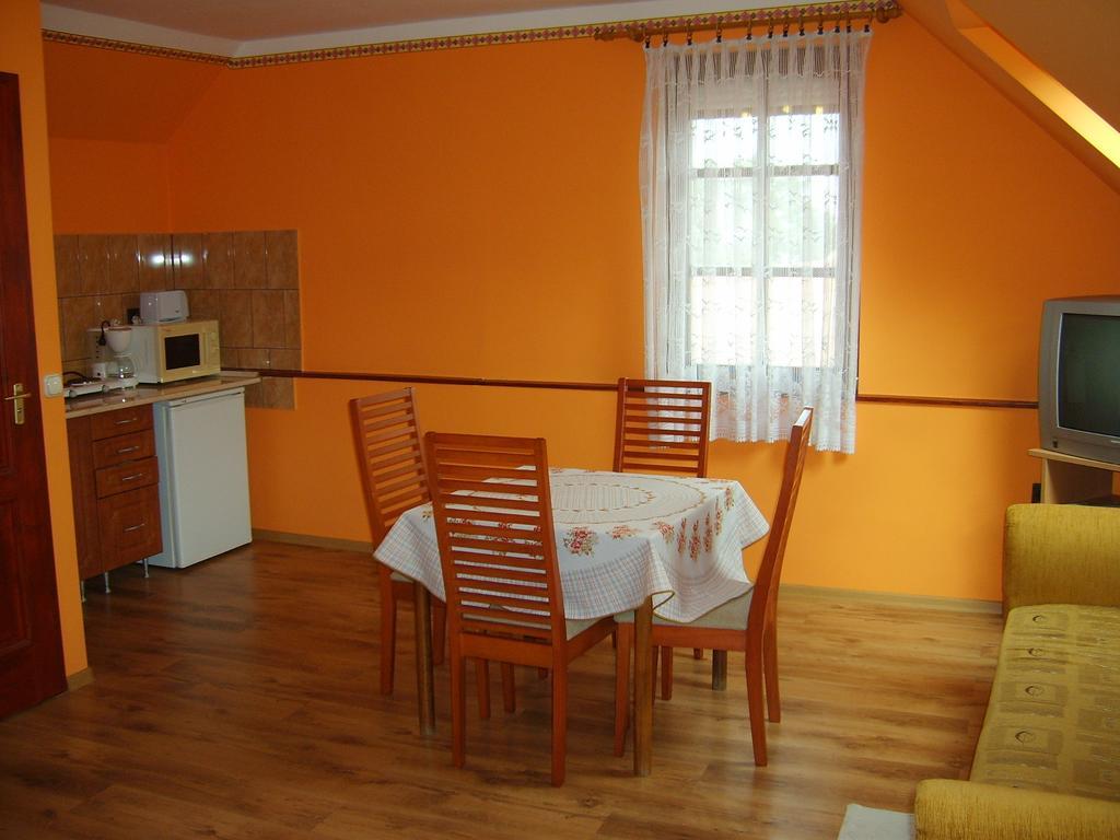 Szuts Panzio Bed & Breakfast Fertorakos Bilik gambar