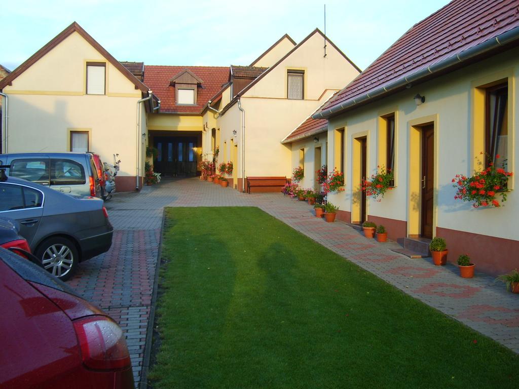 Szuts Panzio Bed & Breakfast Fertorakos Luaran gambar