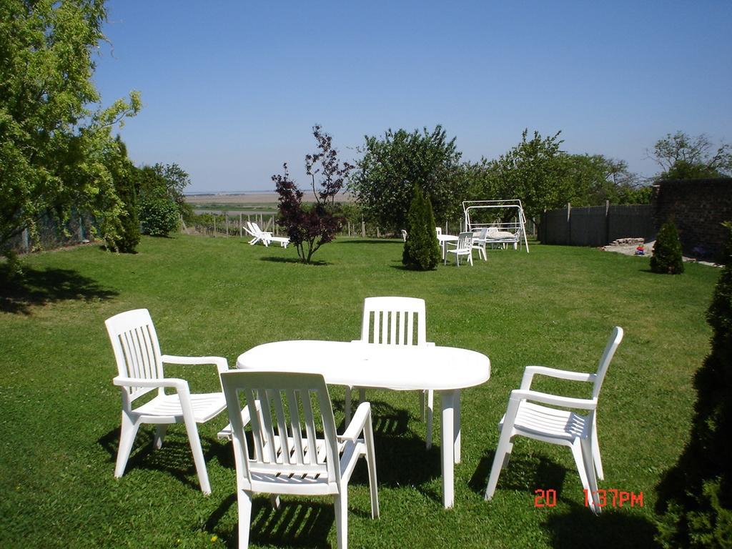 Szuts Panzio Bed & Breakfast Fertorakos Luaran gambar