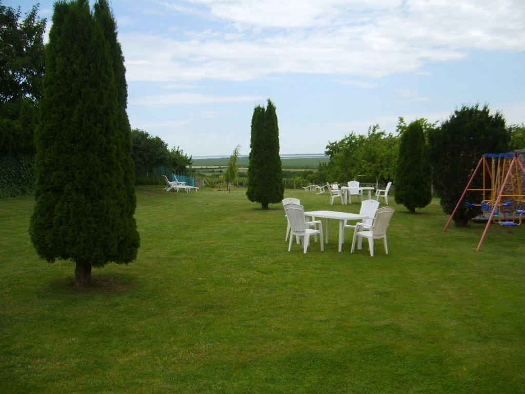 Szuts Panzio Bed & Breakfast Fertorakos Luaran gambar