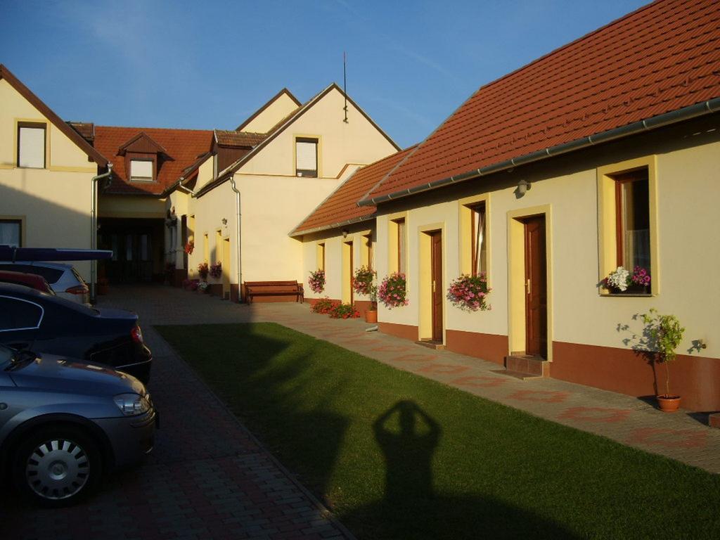 Szuts Panzio Bed & Breakfast Fertorakos Luaran gambar