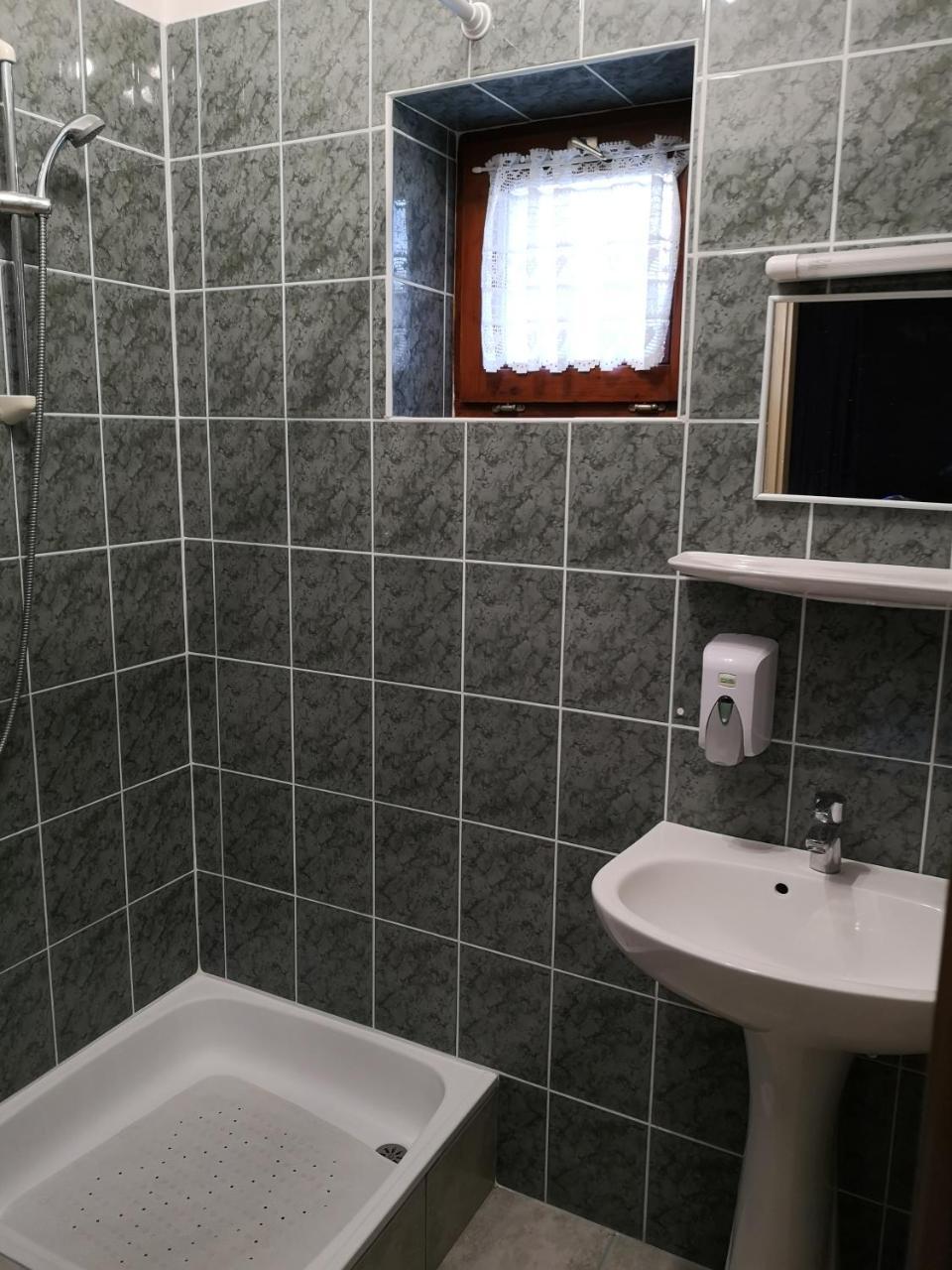 Szuts Panzio Bed & Breakfast Fertorakos Luaran gambar