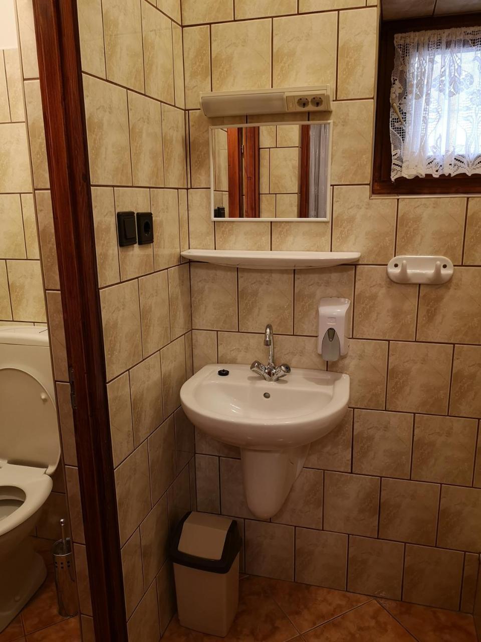 Szuts Panzio Bed & Breakfast Fertorakos Luaran gambar