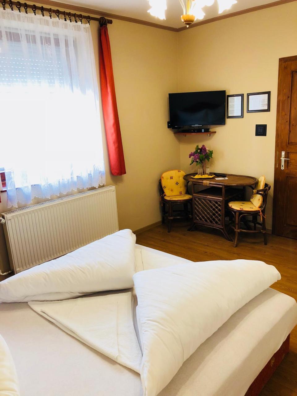 Szuts Panzio Bed & Breakfast Fertorakos Luaran gambar